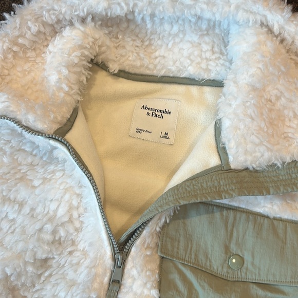 Abercrombie & Fitch Sherpa Jacket with Olive Accents and Stand-Up Collar - Picture 2 of 9